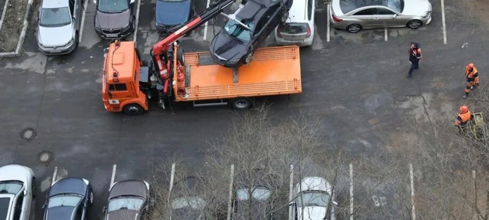 Эвакуатор во двор: как эвакуируют авто с парковок и дворов